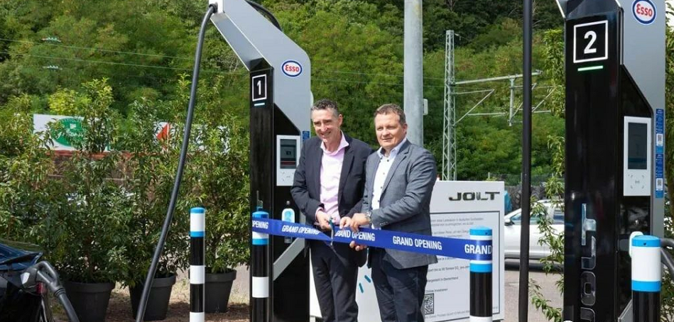 JOLT 首席執(zhí)行官 Maurice Neligan 和 ADS-TEC 首席執(zhí)行官 Thomas Speidel 在斯圖加特的 ESSO 充電設(shè)施剪彩